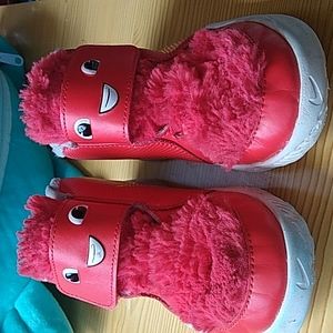 Nike: Nike furr boys size 10